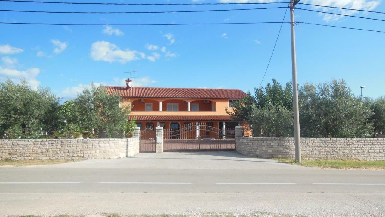 Apartment Dorina Бує Екстер'єр фото